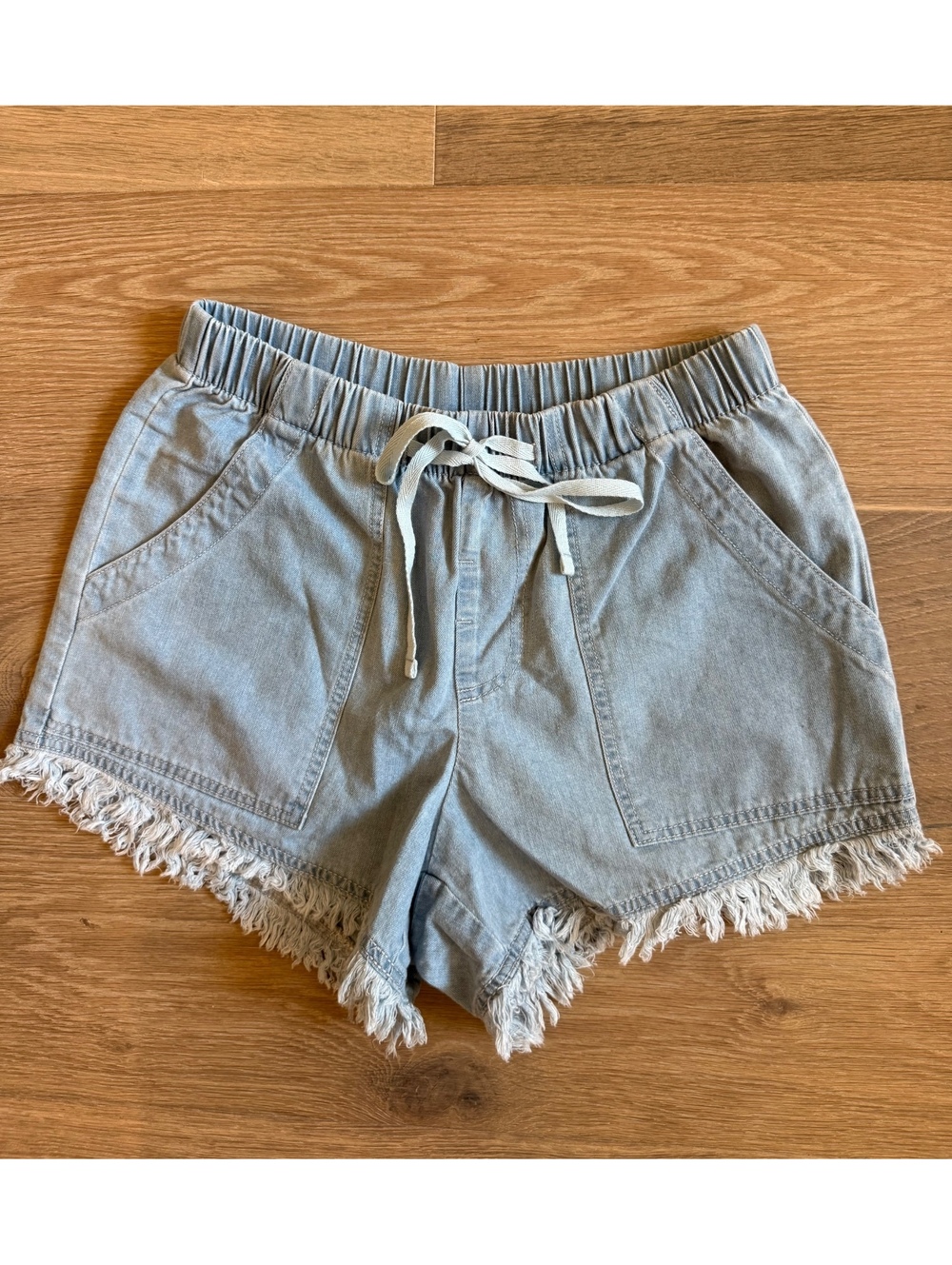 Pull on drawstring, casual light wash denim shorts for women raw hem size Medium
